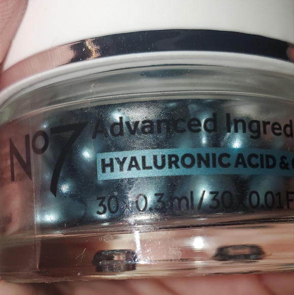 No 7 hyaluronic plumping reduce fine lines serum - Picture 2 of 3
